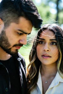 Casal em sessão de terapia de casal com psicólogo, representando comunicação empática, validação emocional e construção de confiança em relacionamentos com TPB