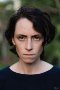 Ilustração representando o narcisismo maligno: figura sombria com traços de grandiosidade e agressividade