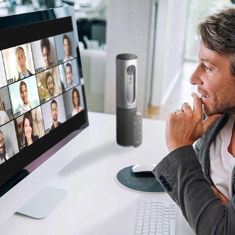 Grupo em sessão de terapia online via videochamada